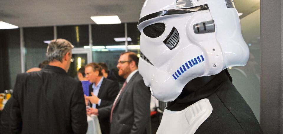 Im ersten europäischen Entwicklungslabor für Sensortextilien entstehen Konzepte für neuartige Wearables und eTextilien. Im ersten europäischen Entwicklungslabor für Sensortextilien entstehen Konzepte für neuartige Wearables und eTextilien.