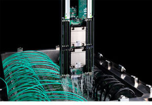 Ein Server wird aus Fujitsus 2016 auf den Markt gebrachtem Immersionskühlsystem gezogen Ein Server wird aus Fujitsus 2016 auf den Markt gebrachtem Immersionskühlsystem gezogen