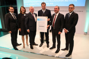 Startschuss für das Fraunhofer IKS: Bayerns Ministerpräsident Markus Söder und Wirtschaftsminister Hubert Aiwanger überreichen die Förderurkunde für das neue Fraunhofer-Institut für Kognitive Systeme. Startschuss für das Fraunhofer IKS: Bayerns Ministerpräsident Markus Söder und Wirtschaftsminister Hubert Aiwanger überreichen die Förderurkunde für das neue Fraunhofer-Institut für Kognitive Systeme.
