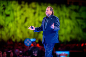 CEP Marc Benioff kündigte in seiner Eröffnungs-Keynote an, 250.000 Partner gewinnen zu wollen und stellte Tableau als neues Mitglied seiner Produktfamilie vor. CEP Marc Benioff kündigte in seiner Eröffnungs-Keynote an, 250.000 Partner gewinnen zu wollen und stellte Tableau als neues Mitglied seiner Produktfamilie vor.