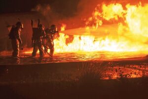 Brand in einem Chemiewerk:
Um Feuer zu bekämpfen und mögliche Opfer zu retten, müssen Feuerwehr- und Rettungskräfte sich selbst in Gefahr bringen. In Zukunft sollen sie Unterstützung von intelligenten Robotern erhalten. Brand in einem Chemiewerk:
Um Feuer zu bekämpfen und mögliche Opfer zu retten, müssen Feuerwehr- und Rettungskräfte sich selbst in Gefahr bringen. In Zukunft sollen sie Unterstützung von intelligenten Robotern erhalten.