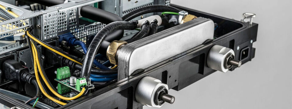 Der Plattenwärmetauscher ist im flüssiggekühlten System von Schneider Electric, Iceotope und Avnet integriert. Der Plattenwärmetauscher ist im flüssiggekühlten System von Schneider Electric, Iceotope und Avnet integriert.