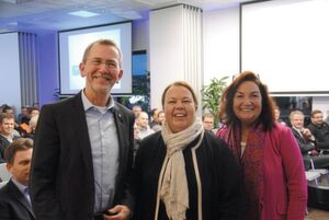 Unterstützen die Nachrüstung: (v.li.) Frank Mund (Präsident Kfz-Gewerbe NRW), Ursula Heinen-Esser (NRW-Umweltministerin) und Claudia Schottmann (NRW-Landtagsabgeordnete). Unterstützen die Nachrüstung: (v.li.) Frank Mund (Präsident Kfz-Gewerbe NRW), Ursula Heinen-Esser (NRW-Umweltministerin) und Claudia Schottmann (NRW-Landtagsabgeordnete).