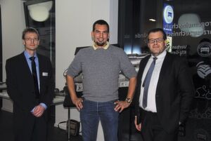 Bereit zum Nachrüsten: (v.li.) Lars Mothes (HJS Emission Technology), Martin Pley (Dr. Pley SCR Technology) und Stefan Beinkämpen (Baumot Group). Bereit zum Nachrüsten: (v.li.) Lars Mothes (HJS Emission Technology), Martin Pley (Dr. Pley SCR Technology) und Stefan Beinkämpen (Baumot Group).