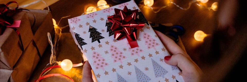 Weihnachten ist die Zeit des Schenkens. Auch Unternehmen können Mitarbeitern und Kunden mit kleinen Geschenken für die Zusammenarbeit danken. Weihnachten ist die Zeit des Schenkens. Auch Unternehmen können Mitarbeitern und Kunden mit kleinen Geschenken für die Zusammenarbeit danken.