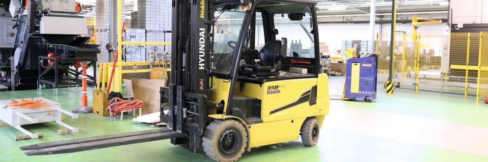 Mit dem Hyundai 35BH-9 wurde ein Vierrad-Gabelstapler mit Gegengewicht angeschafft, für den eine Steuerung kennzeichnend ist, die die Fahrgeschwindigkeit in Abhängigkeit vom Kurvenradius begrenzt, sodass stets exakte und zugleich sanfte Kurvenfahrten gewährleistet sind. Mit dem Hyundai 35BH-9 wurde ein Vierrad-Gabelstapler mit Gegengewicht angeschafft, für den eine Steuerung kennzeichnend ist, die die Fahrgeschwindigkeit in Abhängigkeit vom Kurvenradius begrenzt, sodass stets exakte und zugleich sanfte Kurvenfahrten gewährleistet sind.