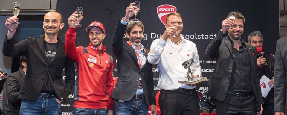 Prosit auf den neuen Ducati-Flagshipstore in Ingolstadt (v.li.): Claudio Domenicali, Andrea Dovizioso, Francesco Milicia, Harald Thiem und Marco Biondi. Prosit auf den neuen Ducati-Flagshipstore in Ingolstadt (v.li.): Claudio Domenicali, Andrea Dovizioso, Francesco Milicia, Harald Thiem und Marco Biondi.