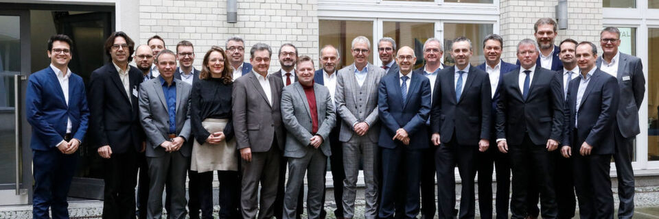 Die Mitglieder auf Gründungsversammlung der govdigital e.G. in Berlin-Mitte. Darunter Matthias Kammer (govdigital-Geschäftsführer), Rudolf Schleyer (govdigital-Vorstand), Jochen Felsner (stellv. Aufsichtsratsvorsitzender der govdigital) sowie weitere Mitglieder, Interessanten und Stakeholder Die Mitglieder auf Gründungsversammlung der govdigital e.G. in Berlin-Mitte. Darunter Matthias Kammer (govdigital-Geschäftsführer), Rudolf Schleyer (govdigital-Vorstand), Jochen Felsner (stellv. Aufsichtsratsvorsitzender der govdigital) sowie weitere Mitglieder, Interessanten und Stakeholder