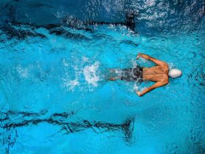 Schnell ins kalte Wasser springen, aber nie alleine schwimmen – nach diesem Leitsatz sollten Unternehmen Ausbildungsinhalte gestalten. Schnell ins kalte Wasser springen, aber nie alleine schwimmen – nach diesem Leitsatz sollten Unternehmen Ausbildungsinhalte gestalten.