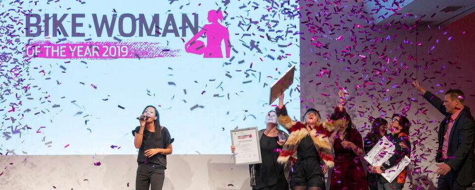 Die Powerfrauen der Branche feiern in Würzburg die „Bike Woman of the Year“ 2019. Der »bike und business«-Chefredakteur jubelt mit. Die Powerfrauen der Branche feiern in Würzburg die „Bike Woman of the Year“ 2019. Der »bike und business«-Chefredakteur jubelt mit.