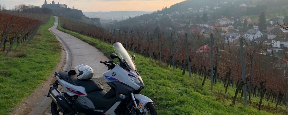 Die Saison ist noch nicht zu Ende: Unterwegs am 16. Dezember 2019 bei 7,5 Grad mit dem BMW C 650 Sport Style HP. Die Saison ist noch nicht zu Ende: Unterwegs am 16. Dezember 2019 bei 7,5 Grad mit dem BMW C 650 Sport Style HP.