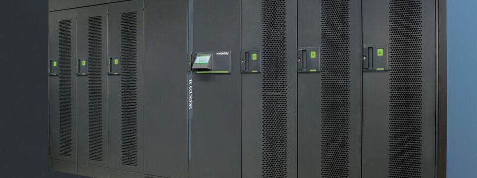 Die USV-Anlage „Modulys XL“ ist Teil der Produktreihe „Ultimate“, die Hersteller Socomec aus Blöcken zu jeweils 200 Kilowatt Leistung liefert und die bis zu 1.200 Kilowatt skalierbar sind. Die USV-Anlage „Modulys XL“ ist Teil der Produktreihe „Ultimate“, die Hersteller Socomec aus Blöcken zu jeweils 200 Kilowatt Leistung liefert und die bis zu 1.200 Kilowatt skalierbar sind.