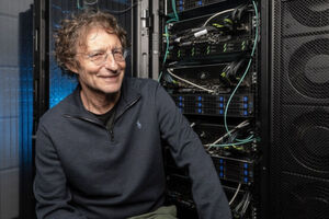 Avigdor Willenz, Vorsitzender von Habana Labs, steht in der Nähe eines Rack, das das Gaudi-Trainingssystem „HLS-1 Gaudi“ des Herstellers beinhaltet. Dieses befindet sich im Büro von Habana Labs in Caesarea. Willenz wird nach dem Kauf von Habana durch Intel als Senior Adviser für die Business Unit und die Intel Corp. tätig sein. Avigdor Willenz, Vorsitzender von Habana Labs, steht in der Nähe eines Rack, das das Gaudi-Trainingssystem „HLS-1 Gaudi“ des Herstellers beinhaltet. Dieses befindet sich im Büro von Habana Labs in Caesarea. Willenz wird nach dem Kauf von Habana durch Intel als Senior Adviser für die Business Unit und die Intel Corp. tätig sein.