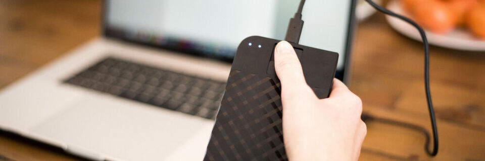 Die Fingerprint Secure Festplatte arbeitet mit einer 256-Bit-AES-Hardwareverschlüsselung. Bis zu acht unterschiedliche User können sich per Fingerabdruck anmelden. Die Fingerprint Secure Festplatte arbeitet mit einer 256-Bit-AES-Hardwareverschlüsselung. Bis zu acht unterschiedliche User können sich per Fingerabdruck anmelden.