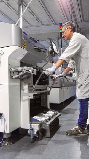 Bild 4: Jede Feeder-Position wird automatisch erkannt, wenn die Feeder-Bank positioniert wird. Bild 4: Jede Feeder-Position wird automatisch erkannt, wenn die Feeder-Bank positioniert wird.