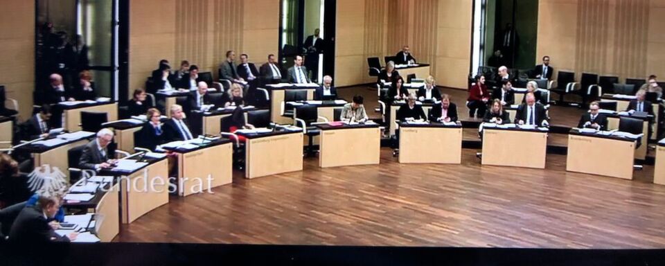 Der Bundesrat macht den Weg frei für die vom Bundesminister für Verkehr vorgeschlagene Liberalisierung zur Nutzung von Leichtkraftrollern und Leichtkrafträdern mit 125 Kubikzentimeter und max. 11 KW (15 PS) Leistung. Der Bundesrat macht den Weg frei für die vom Bundesminister für Verkehr vorgeschlagene Liberalisierung zur Nutzung von Leichtkraftrollern und Leichtkrafträdern mit 125 Kubikzentimeter und max. 11 KW (15 PS) Leistung.