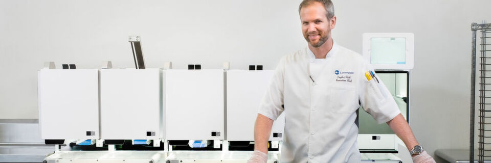 Taylor Park, CEO des US-Cateringunternehmens Centerplate, steht vor dem automatischen Pizza-Roboter von Picnic im T-Mobile Park, der Heimat der Seattle Mariners. Teilnehmer der CES 2020 können am Picnic-Stand die vom Roboter produzierte Pizza genießen. Taylor Park, CEO des US-Cateringunternehmens Centerplate, steht vor dem automatischen Pizza-Roboter von Picnic im T-Mobile Park, der Heimat der Seattle Mariners. Teilnehmer der CES 2020 können am Picnic-Stand die vom Roboter produzierte Pizza genießen.