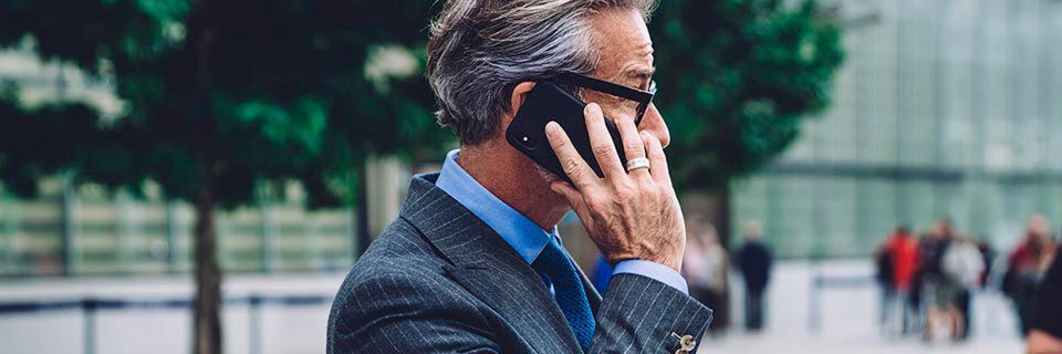 Etwa die Hälfte aller Arbeitnehmer nutzt für den Job ein Smartphone, doch nur wenige werden von ihrem Arbeitgeber mit einem solchen Gerät ausgestattet. Etwa die Hälfte aller Arbeitnehmer nutzt für den Job ein Smartphone, doch nur wenige werden von ihrem Arbeitgeber mit einem solchen Gerät ausgestattet.