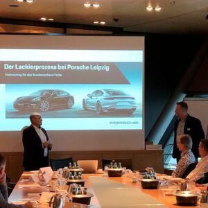 Marc Steinmetzer, Leiter Qualitätslenkung Lackiererei der Porsche Leipzig GmbH, erläuterte in seinem Vortrag detailliert den Lackaufbau in der Serienfertigung bei den am Standort Leipzig gefertigten Porschefahrzeugen und die Konzernkriterien, die eine Lackierung als i.O. oder nicht i.O. charakterisieren. Marc Steinmetzer, Leiter Qualitätslenkung Lackiererei der Porsche Leipzig GmbH, erläuterte in seinem Vortrag detailliert den Lackaufbau in der Serienfertigung bei den am Standort Leipzig gefertigten Porschefahrzeugen und die Konzernkriterien, die eine Lackierung als i.O. oder nicht i.O. charakterisieren.
