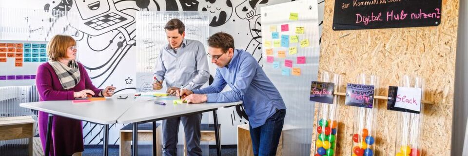 Das passende Umfeld: Bei der BG.evolution in Dortmund nehmen sich Beumer-Mitarbeiter eines Kundenproblems an und entwickeln sogenannte „Minimum Viable Products“, also minimal ausgestattete Prototypen, deren Marktpotenzial sie bis zur Marktreife prüfen. Das passende Umfeld: Bei der BG.evolution in Dortmund nehmen sich Beumer-Mitarbeiter eines Kundenproblems an und entwickeln sogenannte „Minimum Viable Products“, also minimal ausgestattete Prototypen, deren Marktpotenzial sie bis zur Marktreife prüfen.