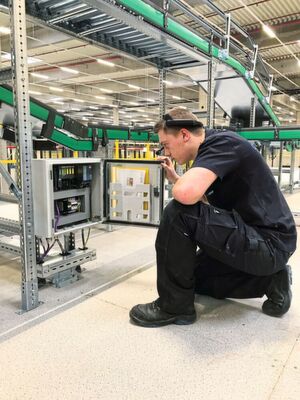 Dem Servicetechniker werden über die Beumer Smart Glasses alle wichtigen Informationen in das Livebild der Gerätekamera eingeblendet. Dem Servicetechniker werden über die Beumer Smart Glasses alle wichtigen Informationen in das Livebild der Gerätekamera eingeblendet.