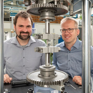 Sebastian Huhn, Informatiker und Doktorand im SFB 1232 (links) und Dr.-Ing. Nils Ellendt, Geschäftsführer des SFB 1232 Sebastian Huhn, Informatiker und Doktorand im SFB 1232 (links) und Dr.-Ing. Nils Ellendt, Geschäftsführer des SFB 1232