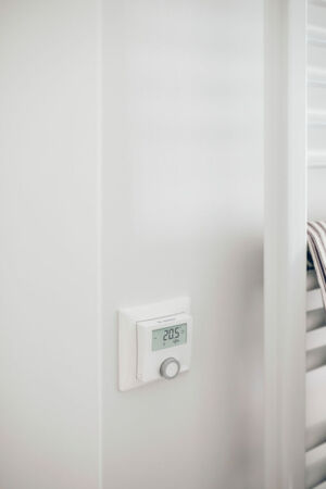 Dank kabelloser Stromversorgung und Funkverbindung lässt sich das Raumthermostat flexibel im Raum montieren. Dank kabelloser Stromversorgung und Funkverbindung lässt sich das Raumthermostat flexibel im Raum montieren.