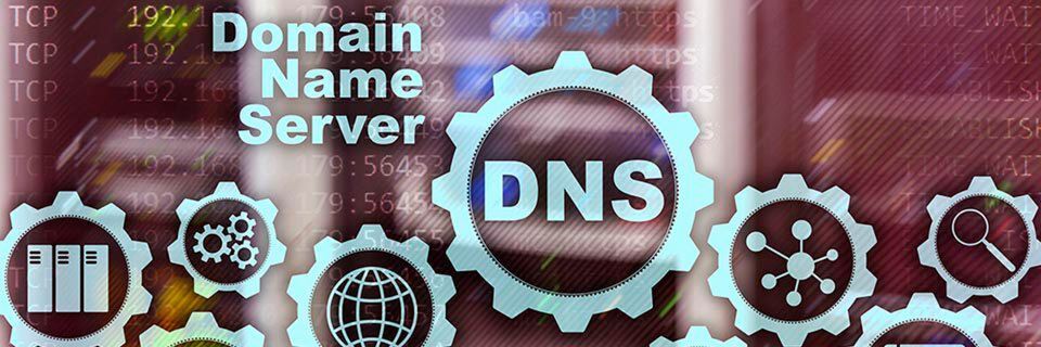 DNS hat eine große Schwäche: Standardmäßig werden sämtliche Anfragen und Antworten im Klartext übertragen. DNS hat eine große Schwäche: Standardmäßig werden sämtliche Anfragen und Antworten im Klartext übertragen.