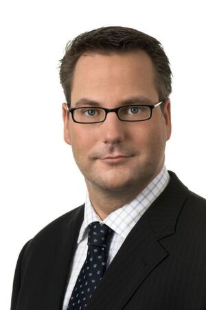 „Bei ´Microsoft Dynamics` gibt es die On-Premise-Version lediglich auf dem Papier, und die Hybrid-Version hat nie das Licht der Welt erblickt“, berichtet Frank Naujoks, der von April 2013 bis Juni 2019 bei Microsoft Deutschland als Lead für Microsoft Dynamics aktiv war und seitdem als Managing Consultant beim Beratungshaus Trovarit fungiert. „Anwender müssen daher über kurz oder lang in die Cloud oder zum System eines Wettbewerbers migrieren.“ „Bei ´Microsoft Dynamics` gibt es die On-Premise-Version lediglich auf dem Papier, und die Hybrid-Version hat nie das Licht der Welt erblickt“, berichtet Frank Naujoks, der von April 2013 bis Juni 2019 bei Microsoft Deutschland als Lead für Microsoft Dynamics aktiv war und seitdem als Managing Consultant beim Beratungshaus Trovarit fungiert. „Anwender müssen daher über kurz oder lang in die Cloud oder zum System eines Wettbewerbers migrieren.“