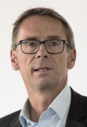„Die On-Premise-Version von Microsoft Dynamics 365 halte ich für schwer umsetzbar“, erläutert Martin Drude, Leiter der Arbeitsgruppe Dynamics Ax in der Benutzervereinigung Microsoft Business User Forum (mbuf). „Zum einen ist die dafür notwendige Server-Landschaft enorm, zum anderen stellt Microsoft Services wie das automatisierte Testing ausschließlich für die Cloud-Variante bereit. Wir untersuchen dennoch, ob sie aus Kostengründen attraktiv sein kann.“ „Die On-Premise-Version von Microsoft Dynamics 365 halte ich für schwer umsetzbar“, erläutert Martin Drude, Leiter der Arbeitsgruppe Dynamics Ax in der Benutzervereinigung Microsoft Business User Forum (mbuf). „Zum einen ist die dafür notwendige Server-Landschaft enorm, zum anderen stellt Microsoft Services wie das automatisierte Testing ausschließlich für die Cloud-Variante bereit. Wir untersuchen dennoch, ob sie aus Kostengründen attraktiv sein kann.“