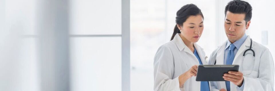 Künstliche Intelligenz (KI) kann Ärzte und Pflegekräfte dabei unterstützen, die wachsende Datenflut zu bewältigen, sie von Routineaufgaben entlasten oder auch die Diagnostik und Therapieentscheidung erleichtern. Künstliche Intelligenz (KI) kann Ärzte und Pflegekräfte dabei unterstützen, die wachsende Datenflut zu bewältigen, sie von Routineaufgaben entlasten oder auch die Diagnostik und Therapieentscheidung erleichtern.