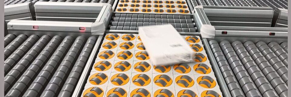 Avancon hat für Samsung in Südkorea ein neues Sortier- und Verteilsystem im avantgardistischen Design geliefert. Es bewältigt 30.000 Kartons am Tag. Avancon hat für Samsung in Südkorea ein neues Sortier- und Verteilsystem im avantgardistischen Design geliefert. Es bewältigt 30.000 Kartons am Tag.