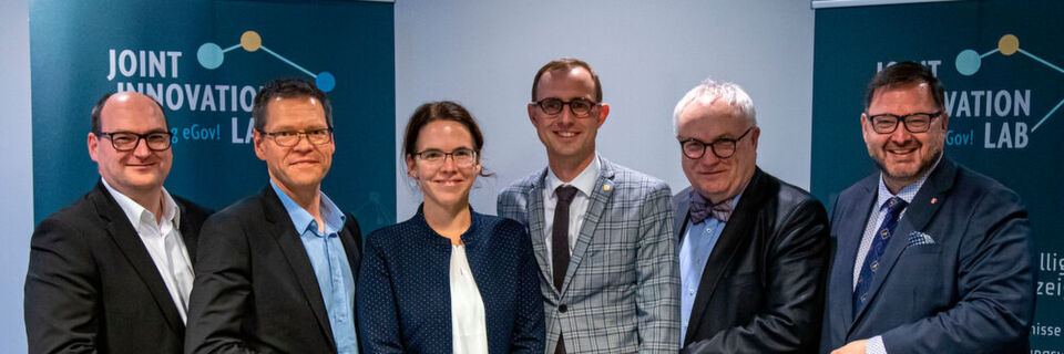 v.l.n.r: Jan Hedtfeld, Leiter Joint Innovation Lab; Rolf Sahre, Vorstands-vorsitzender der MACH AG; Prof. Dr. Moreen Heine, Professorin für eGovernment und Open Data Ecosystems und Leiterin des Joint Innovation Labs; Dirk Schrödter, Chef der Staatskanzlei Schleswig-Holstein; Hans-Henning Lühr, Staatsrat im Finanzressort Hansestadt Bremen; Christian Rupp, Chief Innovation Officer der MACH AG und des Joint Innovation Labs v.l.n.r: Jan Hedtfeld, Leiter Joint Innovation Lab; Rolf Sahre, Vorstands-vorsitzender der MACH AG; Prof. Dr. Moreen Heine, Professorin für eGovernment und Open Data Ecosystems und Leiterin des Joint Innovation Labs; Dirk Schrödter, Chef der Staatskanzlei Schleswig-Holstein; Hans-Henning Lühr, Staatsrat im Finanzressort Hansestadt Bremen; Christian Rupp, Chief Innovation Officer der MACH AG und des Joint Innovation Labs