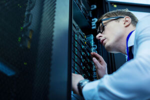 Auch die Einrichtung und die Verwaltung der Server auf dem eigenen Firmengelände haben Vorteile. Auch die Einrichtung und die Verwaltung der Server auf dem eigenen Firmengelände haben Vorteile.