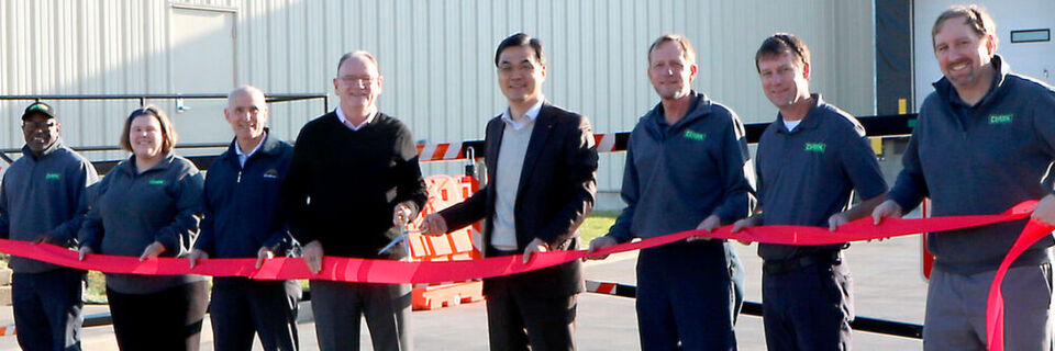 Seung-Soo Baik, CEO & Vice Chairman von Clark Material Handling International (Vierter v. r.), Dennis Lawrence, President & CEO der Clark Material Handling Company (Vierter v. l.) und Clark-Mitarbeiter bei der Eröffnung des neuen Werks. Seung-Soo Baik, CEO & Vice Chairman von Clark Material Handling International (Vierter v. r.), Dennis Lawrence, President & CEO der Clark Material Handling Company (Vierter v. l.) und Clark-Mitarbeiter bei der Eröffnung des neuen Werks.