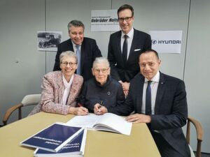 Zeichneten den für Nolte vierten Händlervertrag (von links): Nolte-Chefin Petra Pientka, Nolte-Geschäftsführer Jörg Hallmanns, Senior-Chefin Fritzi Bimberg-Nolte, Ralf Hähnel, Leiter Händlerakquisition bei Hyundai Deutschland und Importeurschef Jürgen Keller – zum Vergrößern bitte klicken. Zeichneten den für Nolte vierten Händlervertrag (von links): Nolte-Chefin Petra Pientka, Nolte-Geschäftsführer Jörg Hallmanns, Senior-Chefin Fritzi Bimberg-Nolte, Ralf Hähnel, Leiter Händlerakquisition bei Hyundai Deutschland und Importeurschef Jürgen Keller – zum Vergrößern bitte klicken.