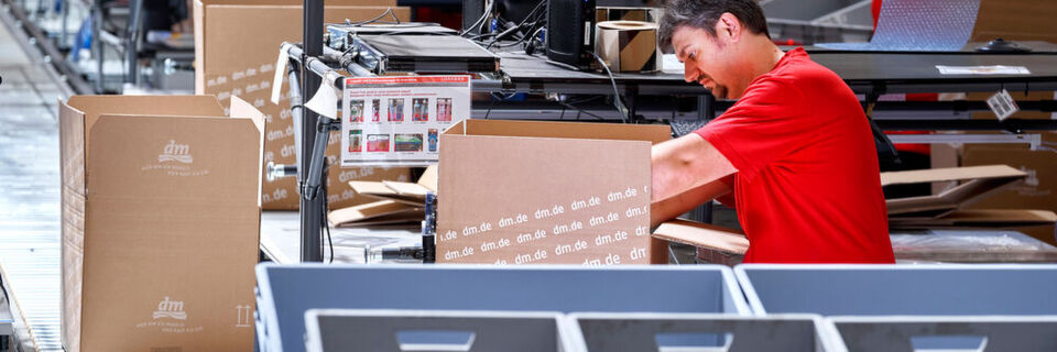 Bei der komplexen E-Commerce-Logistik setzt dm auf den Logistikdienstleister Loxxess. Bei der komplexen E-Commerce-Logistik setzt dm auf den Logistikdienstleister Loxxess.