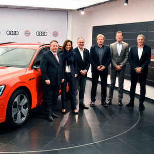 V.l.n.r.: Alexander Seitz (Finanzvorstand Audi), Hildegard Wortmann (Vertriebsvorständin Audi), Karl-Heinz Rummenigge (Vorstandsvorsitzender FC Bayern München), Oliver Kahn (Vorstandsmitglied FC Bayern München), Andreas Jung (Marketingvorstand FC Bayern München), Jörg Wacker (Vorstand für Internationalisierung und Strategie FC Bayern München). V.l.n.r.: Alexander Seitz (Finanzvorstand Audi), Hildegard Wortmann (Vertriebsvorständin Audi), Karl-Heinz Rummenigge (Vorstandsvorsitzender FC Bayern München), Oliver Kahn (Vorstandsmitglied FC Bayern München), Andreas Jung (Marketingvorstand FC Bayern München), Jörg Wacker (Vorstand für Internationalisierung und Strategie FC Bayern München).