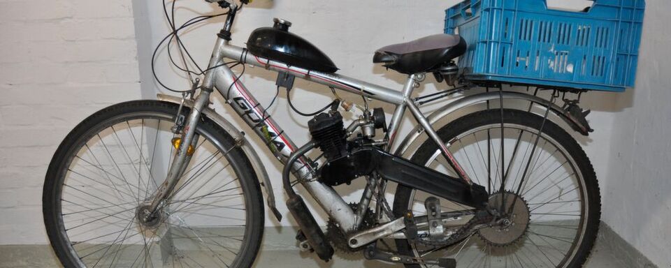 Das Corpus Delicti aus Meppen: das getunte „Fahrrad“-Mofa. Das Corpus Delicti aus Meppen: das getunte „Fahrrad“-Mofa.