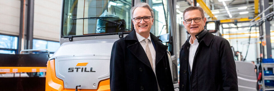 Thomas Fischer, Geschäftsführer von Still, (r.) führte Andreas Rieckhof, Staatsrat für Wirtschaft, Verkehr und Innovation, durch das Still-Werk in Hamburg Billbrook. Thomas Fischer, Geschäftsführer von Still, (r.) führte Andreas Rieckhof, Staatsrat für Wirtschaft, Verkehr und Innovation, durch das Still-Werk in Hamburg Billbrook.