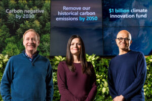 Bei einer Veranstaltung auf dem Microsoft Campus in Redmond gaben gestern Microsoft-CEO Satya Nadella (rechts), -President Brad Smith, -Chief Financial Officer Amy Hood und -Chief Environmental Officer Lucas Joppa die neuen Ziele des Unternehmens und einen detaillierten Plan zur Senkung des Kohlendioxidausstoßes bekannt. Bei einer Veranstaltung auf dem Microsoft Campus in Redmond gaben gestern Microsoft-CEO Satya Nadella (rechts), -President Brad Smith, -Chief Financial Officer Amy Hood und -Chief Environmental Officer Lucas Joppa die neuen Ziele des Unternehmens und einen detaillierten Plan zur Senkung des Kohlendioxidausstoßes bekannt.