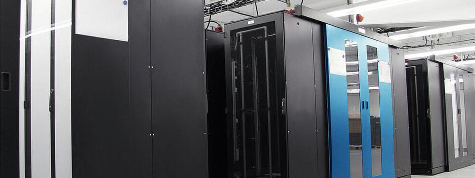 Die Kaltgangeinhausung im Rechenzentrum von Rheinenergie stammt von Schäfer IT Systems. Die Kaltgangeinhausung im Rechenzentrum von Rheinenergie stammt von Schäfer IT Systems.