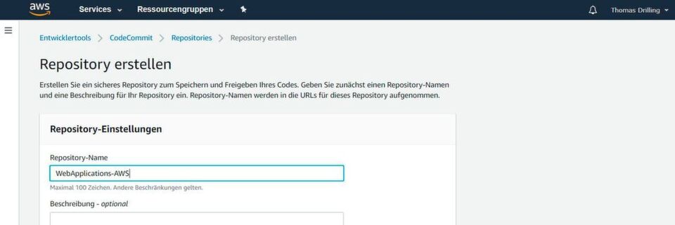 Für unsere einfache CI/CD-Pipeline auf AWS ElasticBeanstalk benötigen wir ein leeres CodeCommit-Projekt. Für unsere einfache CI/CD-Pipeline auf AWS ElasticBeanstalk benötigen wir ein leeres CodeCommit-Projekt.