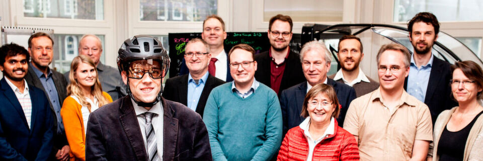 Die am „SmartHelm“ beteiligten Projektpartner freuen sich auf das Forschungsvorhaben, das neue Wege in der Citylogistik und der Sicherheit für Lastenradfahrer gehen soll. Die am „SmartHelm“ beteiligten Projektpartner freuen sich auf das Forschungsvorhaben, das neue Wege in der Citylogistik und der Sicherheit für Lastenradfahrer gehen soll.