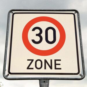 Bonn und Dortmund nehmen Schwung raus: in NOx-Problem-Straßen gilt künftig Tempo 30. Bonn und Dortmund nehmen Schwung raus: in NOx-Problem-Straßen gilt künftig Tempo 30.