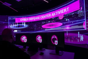 Im Master-Security Operation Center in Bonn und den angeschlossenen Standorten überwachen rund 200 Experten national und international im 24-Stunden-Betrieb die Systeme der Telekom und ihrer Kunden. Im Master-Security Operation Center in Bonn und den angeschlossenen Standorten überwachen rund 200 Experten national und international im 24-Stunden-Betrieb die Systeme der Telekom und ihrer Kunden.