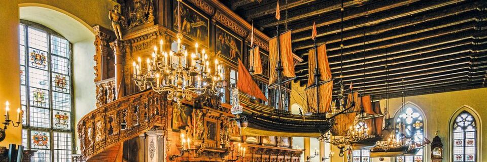 Die obere Rathaushalle ist seit über 600 Jahren eine „Drehscheibe“ gesellschaftlicher Information, Diskussion und Teilhabe sowie ein „Ein Kleinod des freiheitlichen Bremer Bürgersinns“ Die obere Rathaushalle ist seit über 600 Jahren eine „Drehscheibe“ gesellschaftlicher Information, Diskussion und Teilhabe sowie ein „Ein Kleinod des freiheitlichen Bremer Bürgersinns“