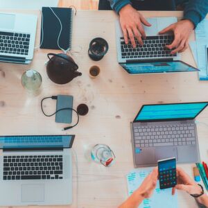 Viele Unternehmen lassen die Entwickler unbescholten ihr Ding durchziehen und ziehen kein Sicherheitsteam hinzu, obwihl beim Start der Projekte durchaus Risiken identifiziert werden. Viele Unternehmen lassen die Entwickler unbescholten ihr Ding durchziehen und ziehen kein Sicherheitsteam hinzu, obwihl beim Start der Projekte durchaus Risiken identifiziert werden.