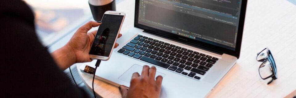 Secure Coding lernt man nicht – oder nur selten – im Selbststudium, die Grundlagen müssen von Experten vermittelt werden. Secure Coding lernt man nicht – oder nur selten – im Selbststudium, die Grundlagen müssen von Experten vermittelt werden.