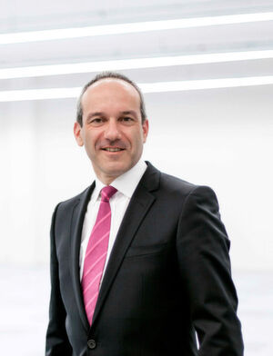„Ein Rechenzentrumsstandort sollte mindestens risikoarm, besser noch vollkommen risikofrei sein, sagt der Leiter der Kompetenzgruppe Datacenter beim Eco - Verband der Internetwirtschaft“, Dr. Béla Waldhauser. „Ein Rechenzentrumsstandort sollte mindestens risikoarm, besser noch vollkommen risikofrei sein, sagt der Leiter der Kompetenzgruppe Datacenter beim Eco - Verband der Internetwirtschaft“, Dr. Béla Waldhauser.